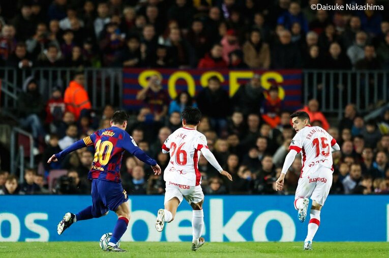 久保建英、初カンプノウの試合前。カメラマンが捉えた“一瞬の瞑想”。(6)