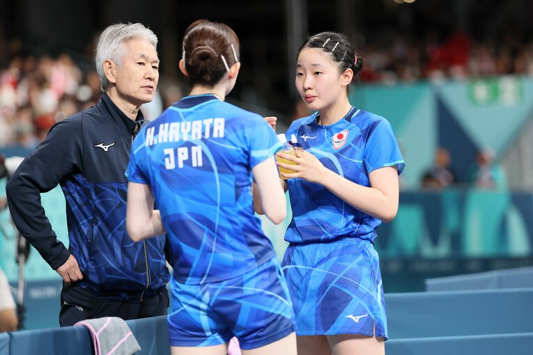 最年少の張本を先輩たちが支える姿が印象的だった　©Kaoru Watanabe/JMPA