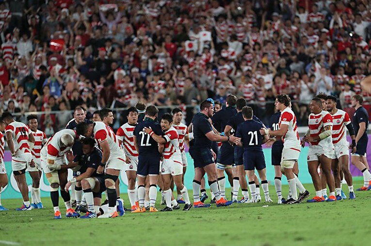 激しくぶつかり合った選手たちがノーサイドとなれば握手をかわす。ラグビーの精神性には、同じ“フットボール”のサッカーも学ぶところがある。 ／ photograph by Naoya Sanuki