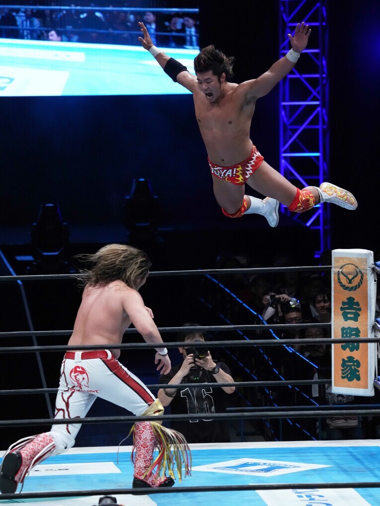 ダイビングボディアタックを見せる上村優也　©Essei Hara