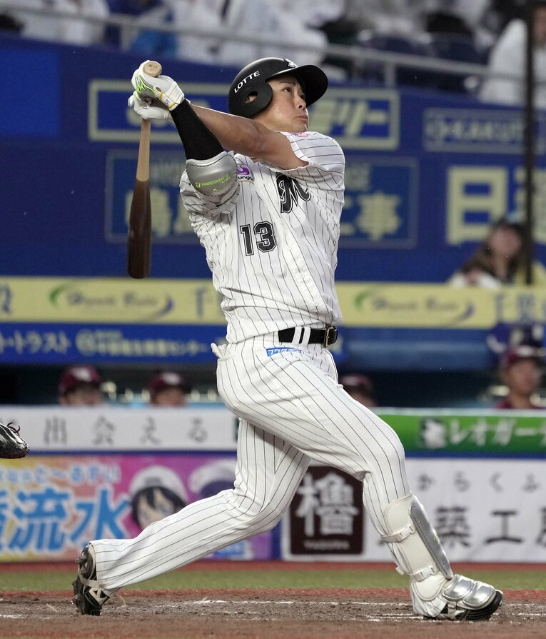 4月8日、逆転2ランを放ったロッテ平沢　©︎KYODO