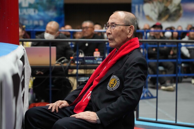 新日本時代のブレザーを着た新間寿氏がリングに視線を送る　©Essei Hara