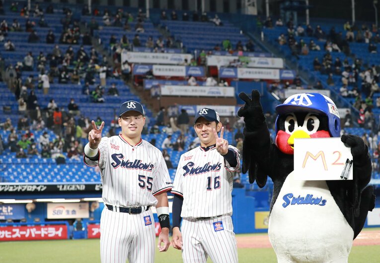 10月24日の巨人戦で3勝目をあげた原樹理。村上宗隆（左）、つば九郎とM2のポーズをとる　©JIJI PRESS