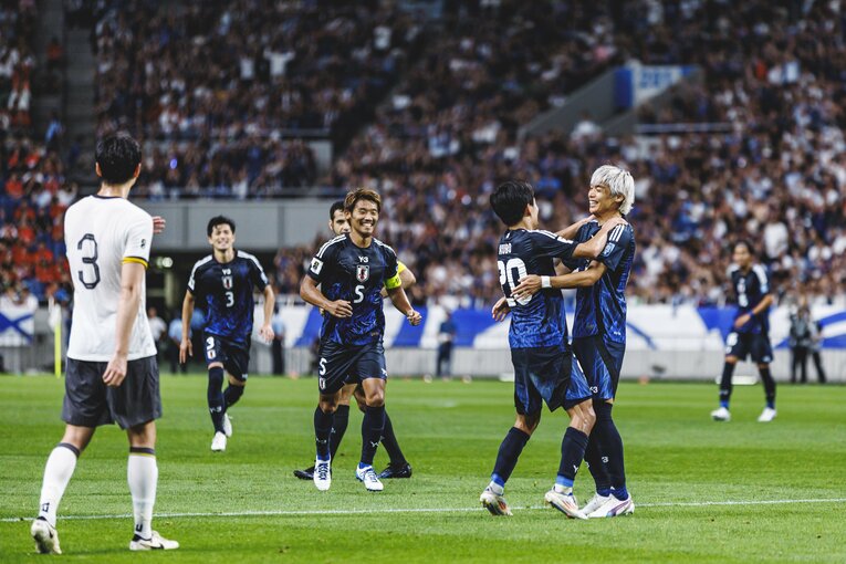 伊東純也を祝福する久保建英（6枚目／全15枚）©Kiichi Matsumoto