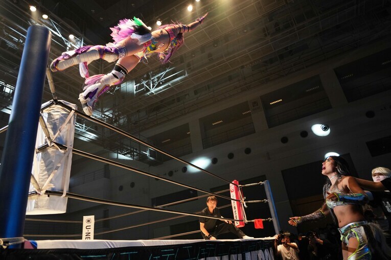 場外のジュリアめがけてプランチャを放つ中野たむ　©Essei Hara