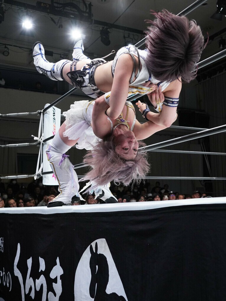 エプロンで安納サオリにタイガースープレックスを放つ中野たむ　©Essei Hara