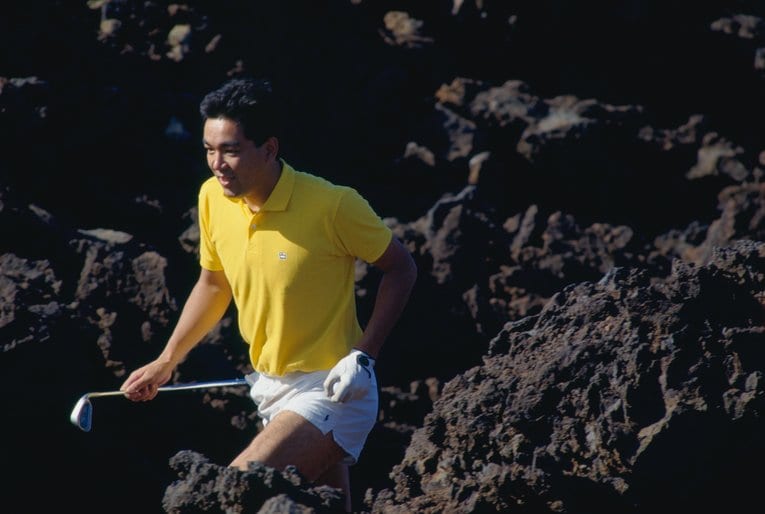 ハワイへのV旅行でのゴルフで溶岩のなかでボールを探す槙原寛己　©Naoya Sanuki