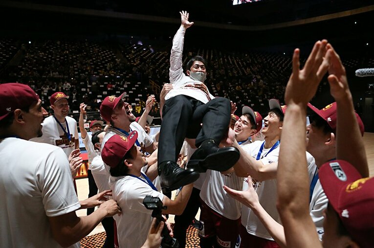 優勝を決め胴上げされる川崎ブレイブサンダースの佐藤賢次HC。決勝の相手となった宇都宮ブレックスは因縁のライバルでもある ／ photograph by JBA