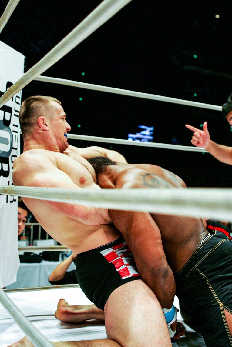 フロントチョークで絞め落とされ、ミルコにリベンジを許した　©Susumu Nagao