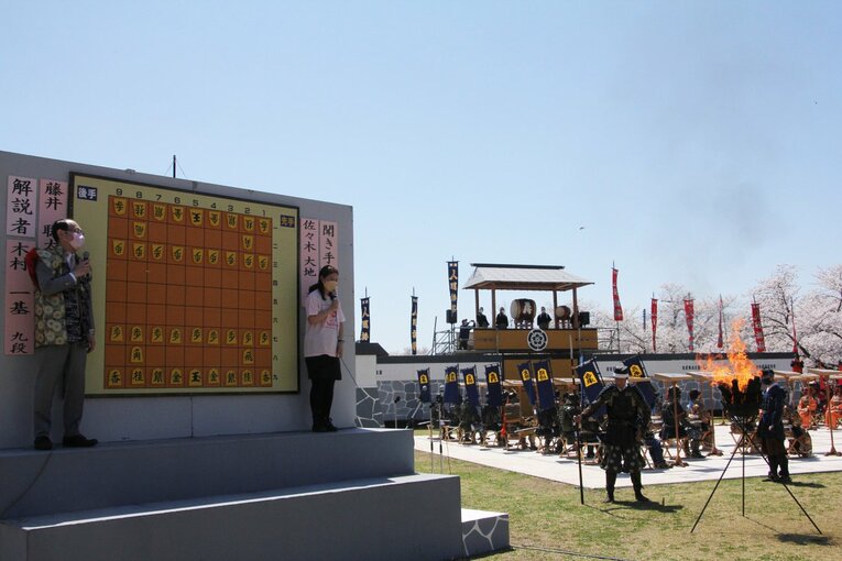 大盤解説の2人と、かがり火