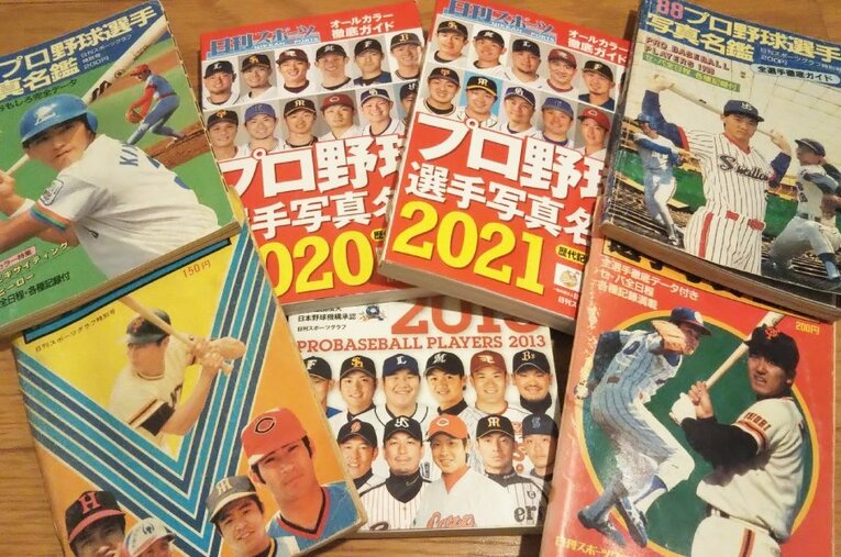 野球ファンのバイブル『プロ野球選手名鑑』。なかでも随一の情報量を誇る日刊スポーツ新聞社の3名に、名鑑制作のウラ側を聞いた ／ photograph by Makoto Okano