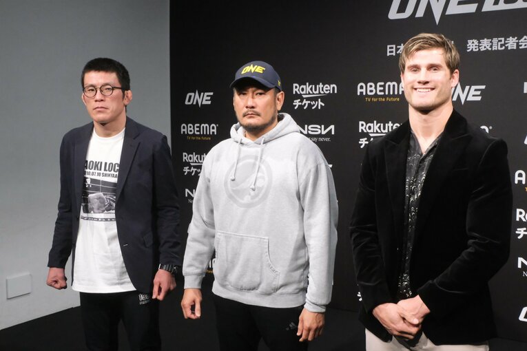 カード発表会見での青木真也とセージ・ノースカット　©Norihiro Hashimoto