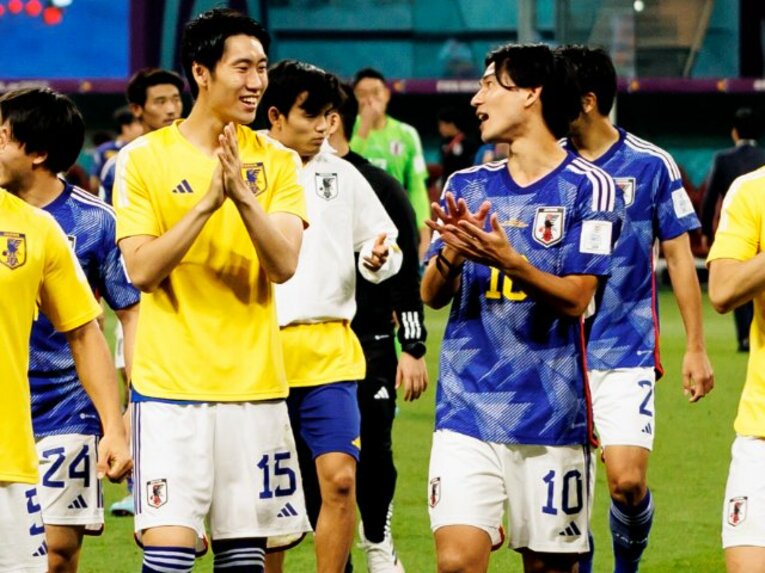 スペイン戦勝利後、笑顔で会話する鎌田と南野　©Kiichi Matsumoto/JMPA