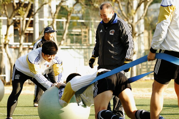 サントリーの練習風景、エディー・ジョーンズ（2011年）　©︎Tamon Matsuzono