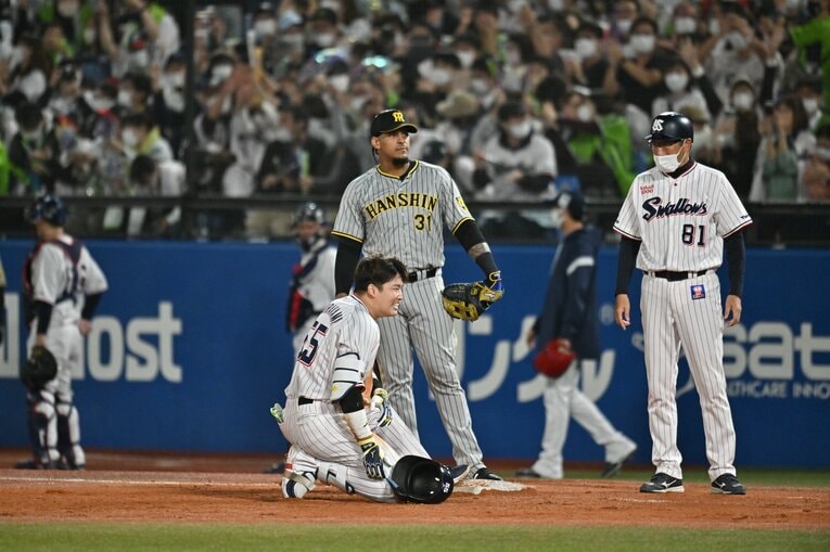 逆転を呼び込むヘッスラ内野安打を決めたヤクルト村上　©︎Hideki Sugiyama