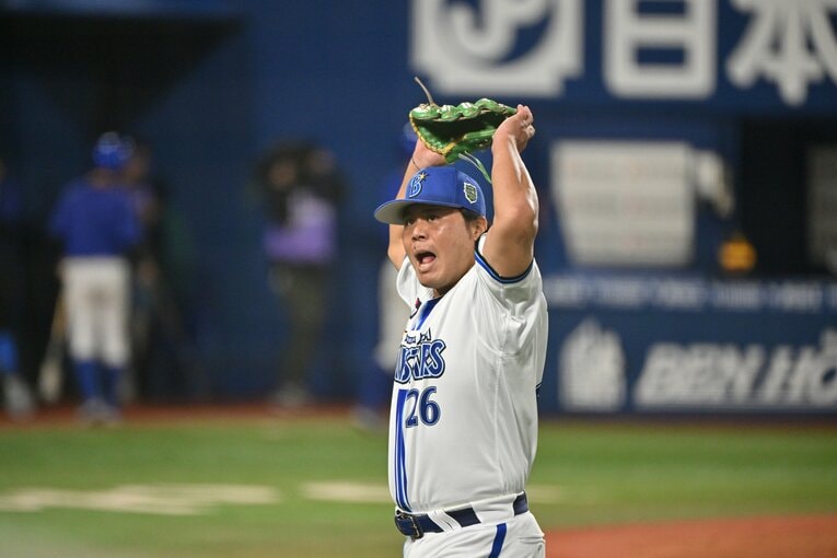 スタンドをあおる濱口　©Hideki Sugiyama