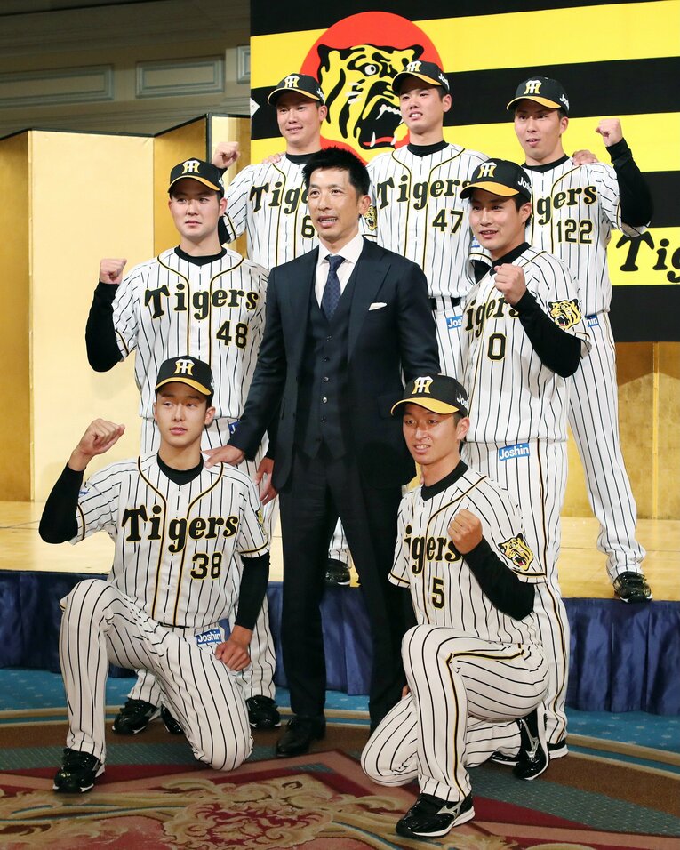 2018年にドラフト6位で阪神に入団した湯浅（後列左）。ドラフト1位の近本光司（前列右）らと共に撮影　©︎JIJI PRESS