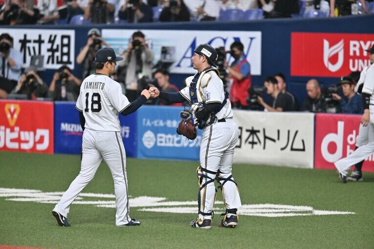 ピンチを凌いだ山本とグータッチをかわす捕手の若月　©︎Hideki Sugiyama