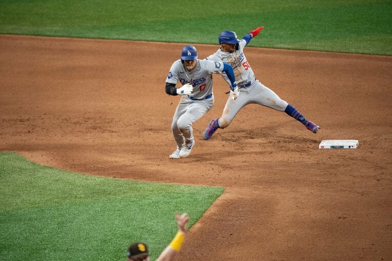 慌てて帰塁するも…まさかの走塁ミス（連続写真）　©Nanae Suzuki