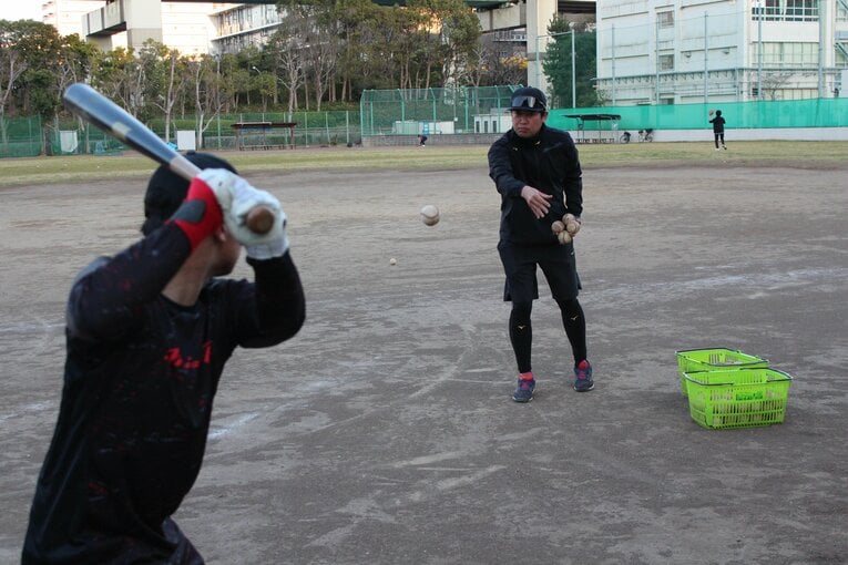 練習を手伝う父・和彦さん　©Katsuharu Uchida