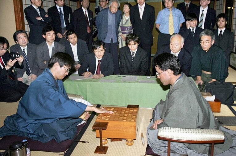 2007年、羽生－深浦の王位戦。加藤九段の姿も　©Kyodo News