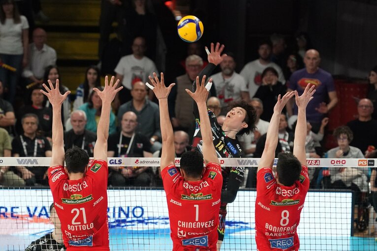 高さのあるブロックを弾き飛ばしたが、らしくないミスも目立った　©︎PA Images/AFLO