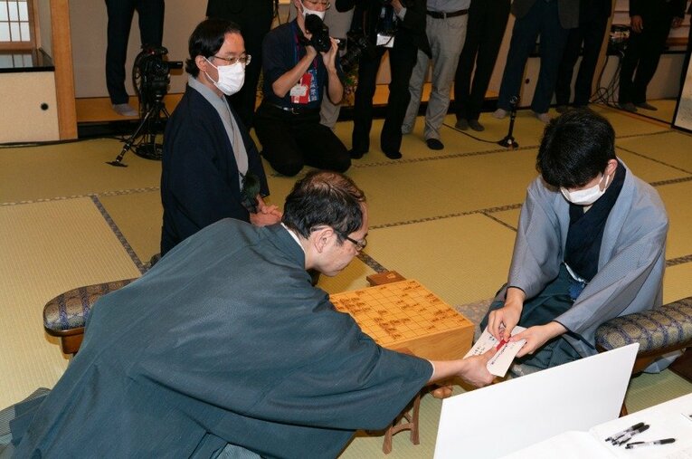 藤井聡太、自身初の封じ手 ／ photograph by 日本将棋連盟