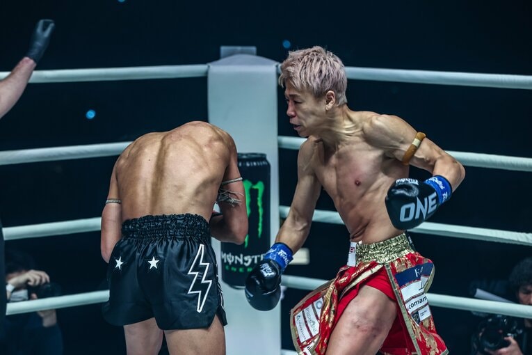 ローキックを効かされながらも前に出る武尊。試合後には「筋断裂」と診断された　©ONE Championshiop