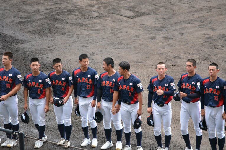 末吉良丞と笑顔で見つめ合う西村一毅（京都国際） ©Takarin Matsunaga