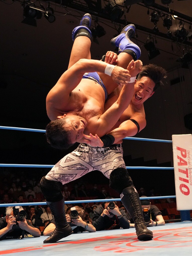 T-Hawkの危険な投げが永田裕志を襲う