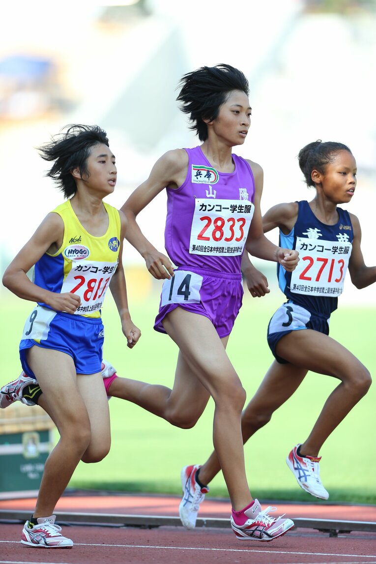 800ｍでは未だ破られない中学記録を持つ高橋。左は田中希実　©AFLO