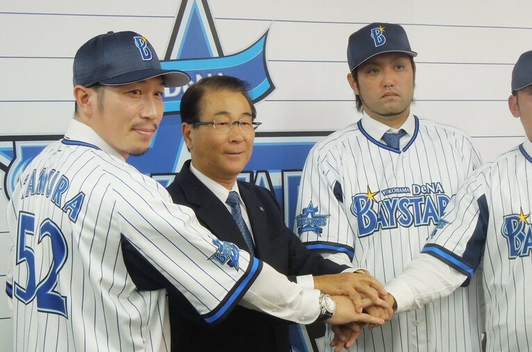 ホークスの主力として定着し、残留も可能だった多村（左端）だが、古巣への帰還を選んだ理由とは……？ ／ photograph by JIJI PRESS