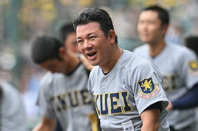 仙台育英を率いる須江航監督　©Hideki Sugiyama