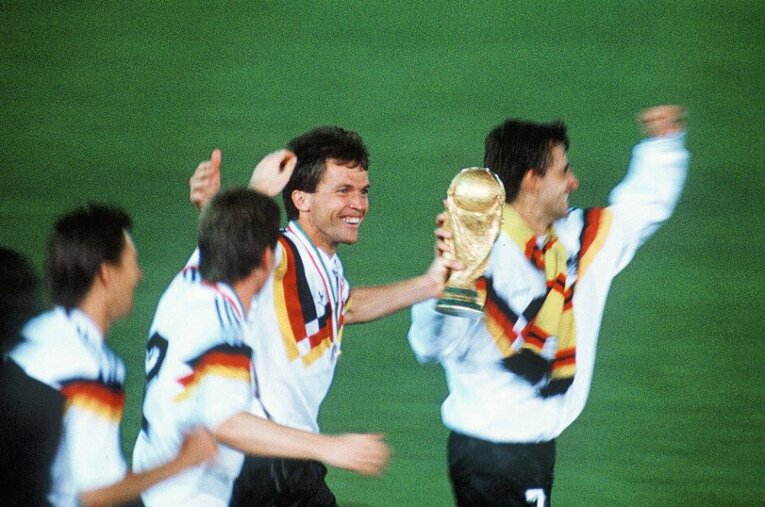 90年のW杯イタリア大会ではドイツ代表の主将を務め優勝に貢献。選手として絶頂期だった ／ photograph by L’Équipe