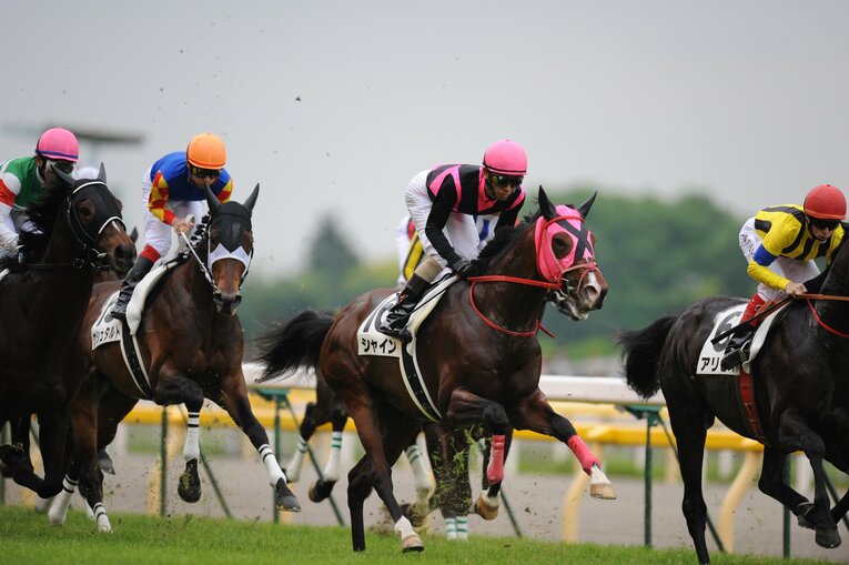 2010年日本ダービー、エイシンフラッシュ（内田博幸騎手）　©︎Keiji Ishikawa