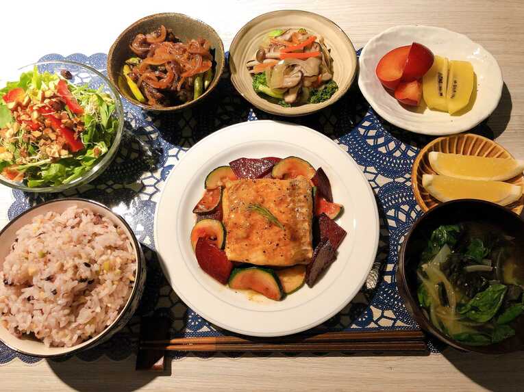 ［夜］「ビタミンD、オメガ3が豊富に含まれるサーモンは三笘選手の好物の1つ。できるだけ毎回違う調理法で提供しています」（緒方さん提供）