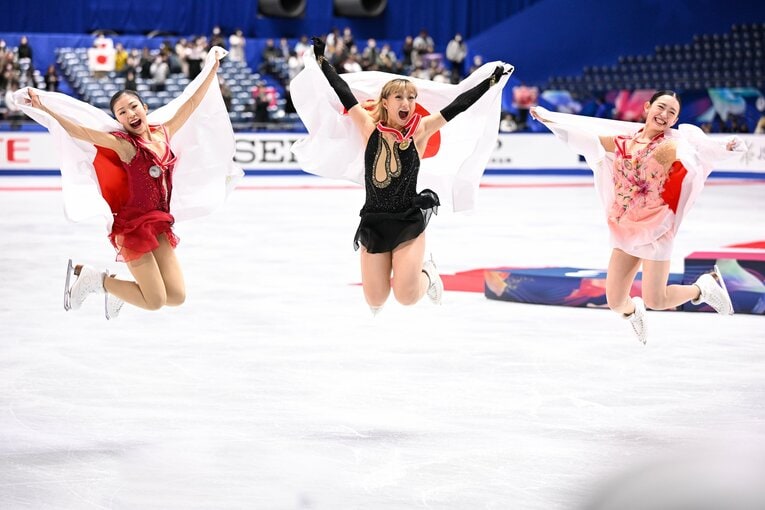NHK杯は日本人女子が表彰台を独占。（右から）銀メダルの千葉百音、金メダルの坂本花織、銅メダルの青木祐奈　©︎Asami Enomoto