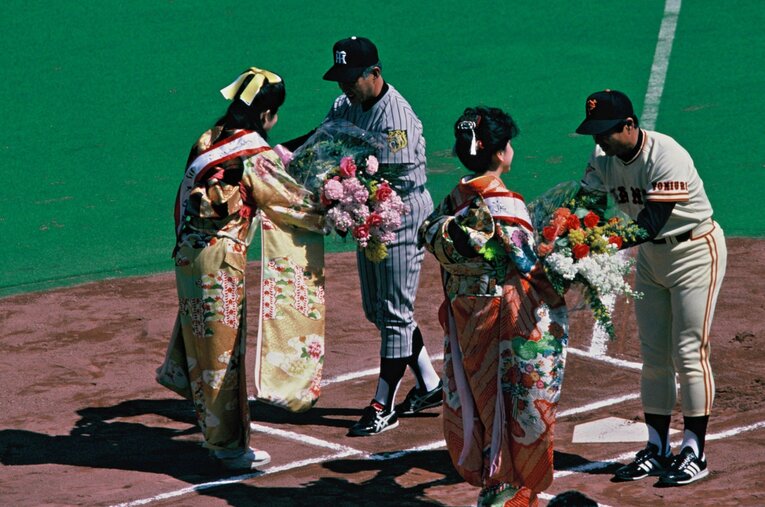 1984年の開幕戦で巨人・王貞治監督とともに花束を受け取る阪神・安藤監督　©Sports Graphic Number