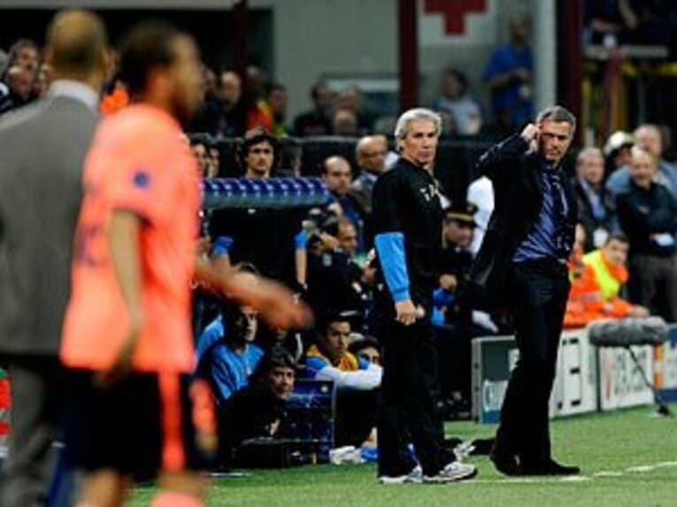 「キミとはココの作りが違うのだよ！」と言わんばかりに、自らの頭に人差し指を当てて敵将グアルディオラを挑発するモウリーニョ