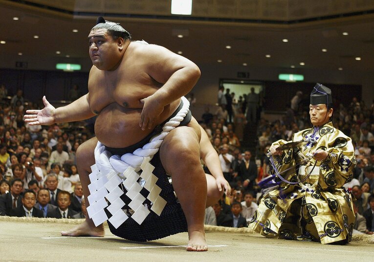 2004年10月、元横綱・武蔵丸の断髪式での土俵入り　©Getty Images