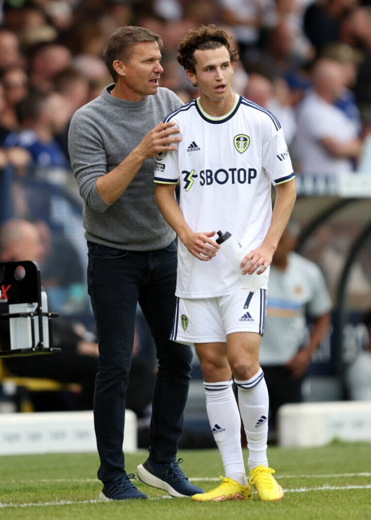 アーロンソンに熱く語りかけるリーズのマーシュ監督　©Getty Images