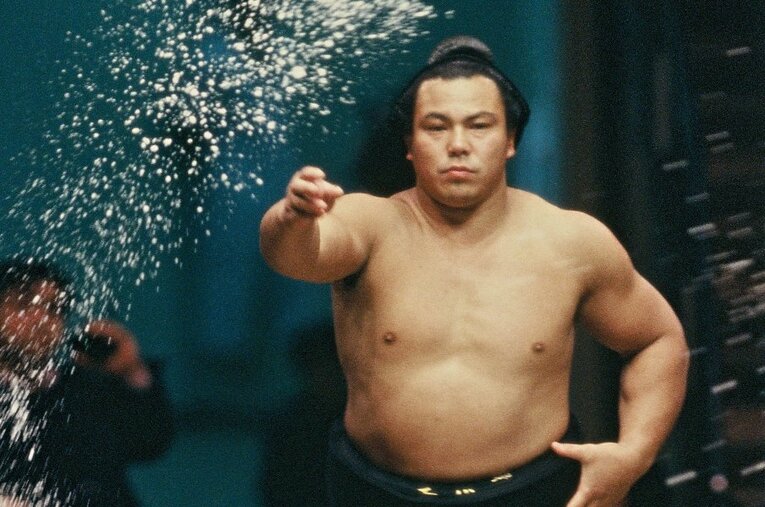 令和になっても、人気が衰えない“伝説の横綱”千代の富士（写真は1987年の1月場所で）　©AFLO