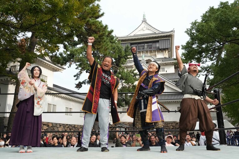 小倉城武将隊と気勢を上げる藤波辰爾　©Essei Hara