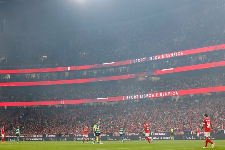 発煙筒の煙がスタジアムを包む　©Daisuke Nakashima