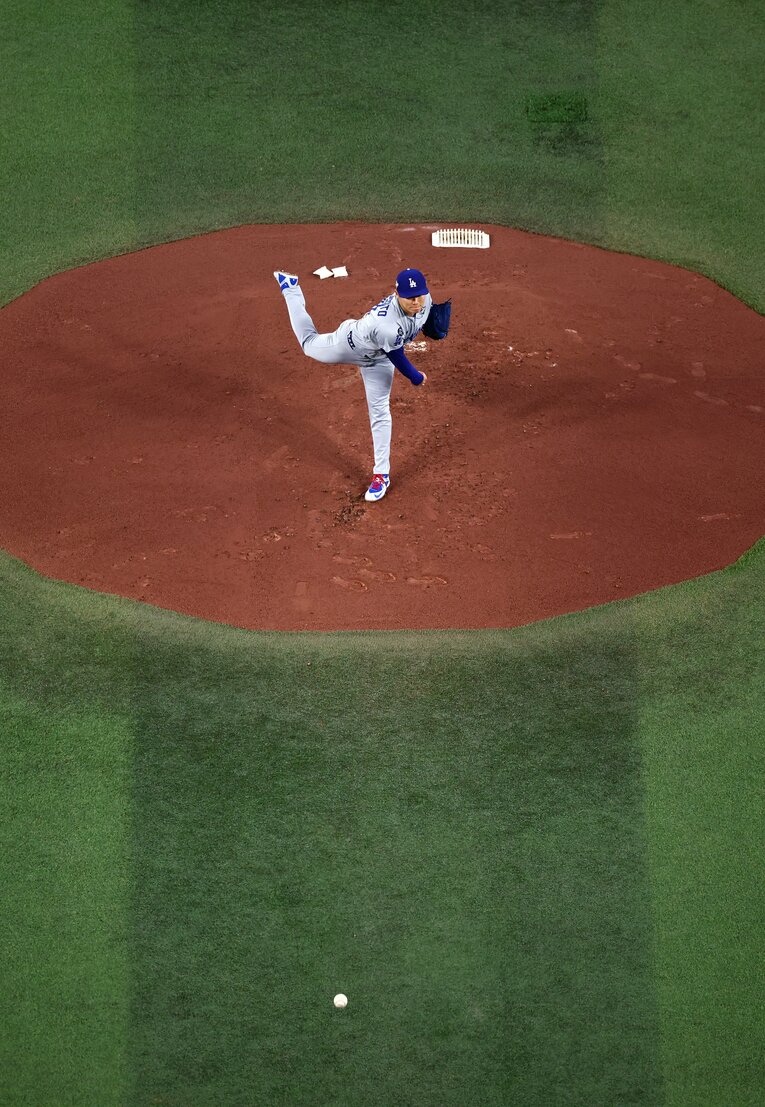 ブルージェイズ戦の山本のピッチング（写真はまだまだ続きます）　©Getty Images