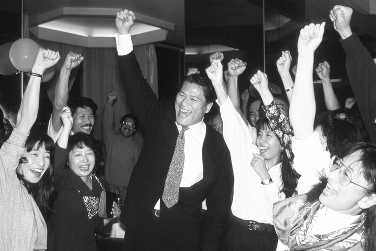 解放された人質とその家族とともに「ダーッ！」で歓喜。1990年12月5日、バグダッド市内のアル・マンスールホテルで