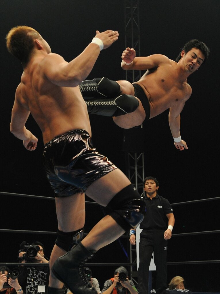 若手時代から打点の高いドロップキックを放っていた岡田かずちか。2010年1月4日、東京ドーム　©Essei Hara