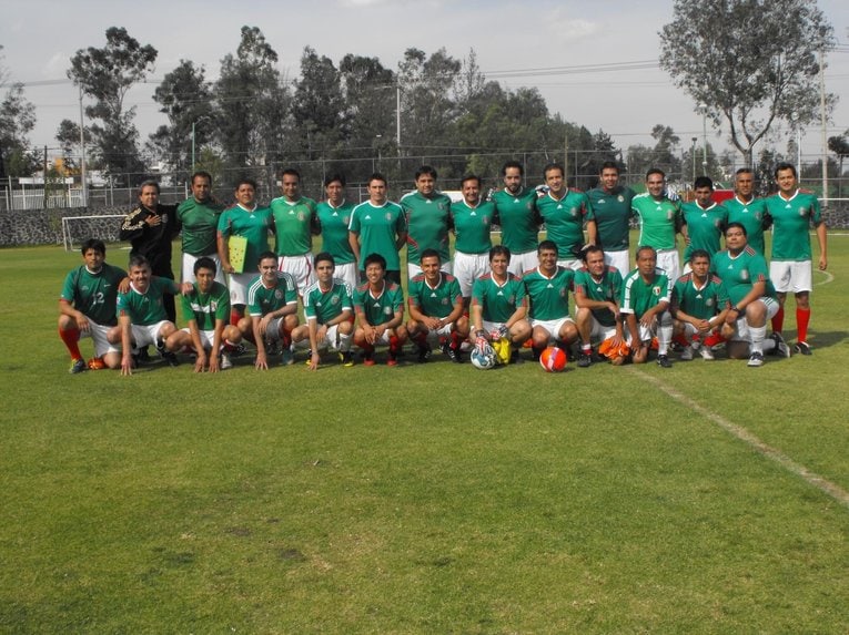 指導者養成学校のレベル2時のクラス写真。前列左から6人目が西村さん、その右にいるのがロサーノ監督（本人提供）