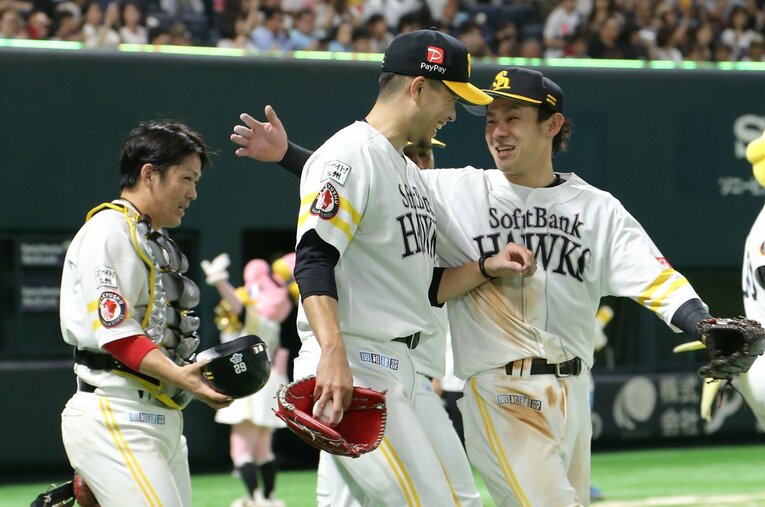 左から甲斐拓也、千賀滉大、牧原大成。常勝ホークスへの道に大きく貢献したこの3人が育成ドラフトの同期だとは、今から思えば信じがたい事実である ／ photograph by JIJI PRESS