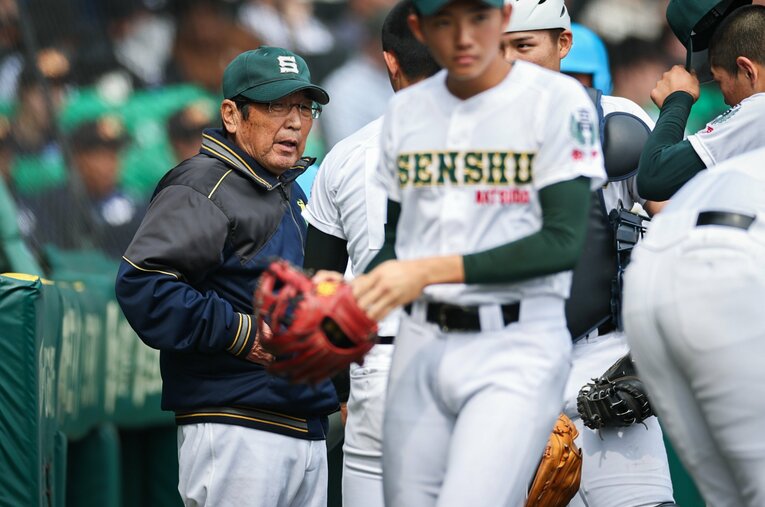 専大松戸・持丸修一監督は78歳間近ながらチームをセンバツベスト4に導いた ／ photograph by JIJI PRESS